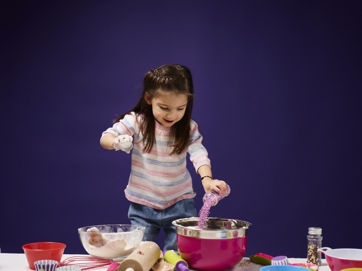 Sprinkling and mixing - Bake it Better